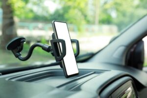 Cellulare su supporto in auto