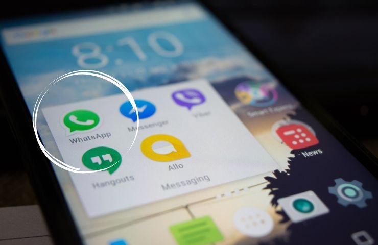 Icona di WhatsApp sulla schermata del telefono