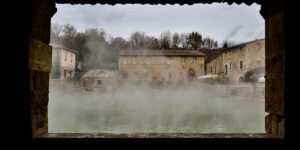 L'unico borgo al mondo con una piscina termale al posto di una piazza