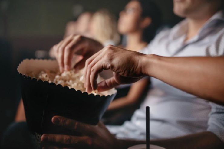 Persone al cinema con i popcorn 