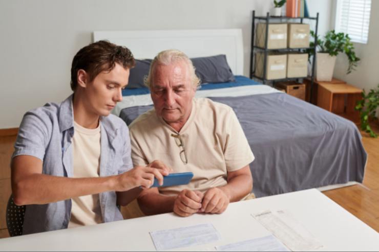 nonno e nipote fanno spesa dal telefono